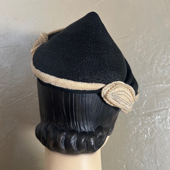 IMPRESSIVE 1940s BLACK STRAW WITH POINTY CROWN - VELOUR & PEARL TRIM + FEATHER - Picture 5 of 13